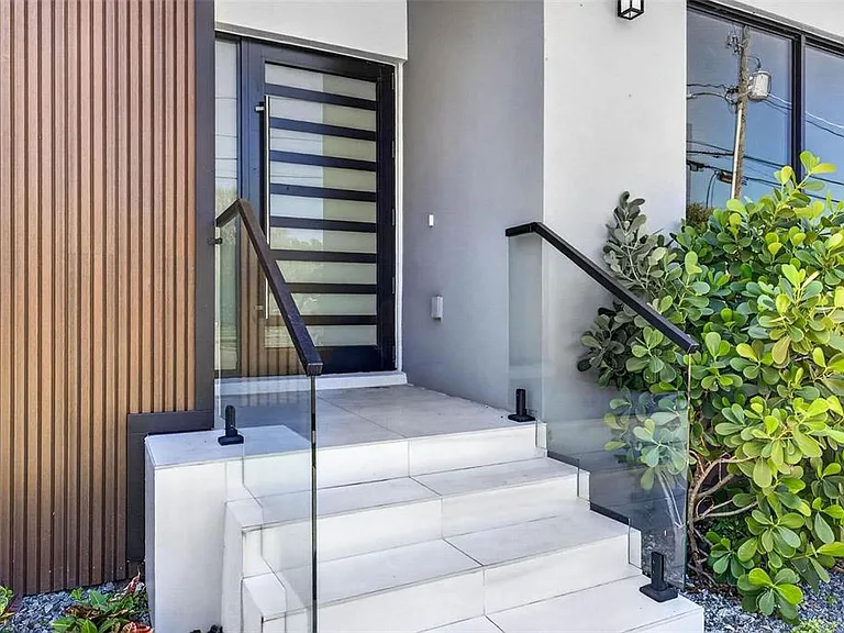 4426 W Euclid Ave — Photo 2