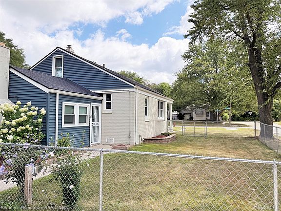 3rd image of 16503 Five Points St