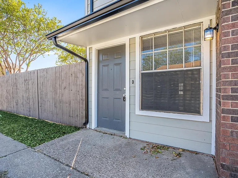 1050 Southmoor Ave — Photo 2