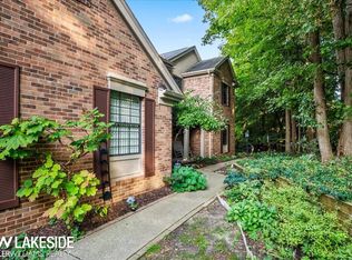 29619 Pine Ridge Cir, Farmington, MI 48331