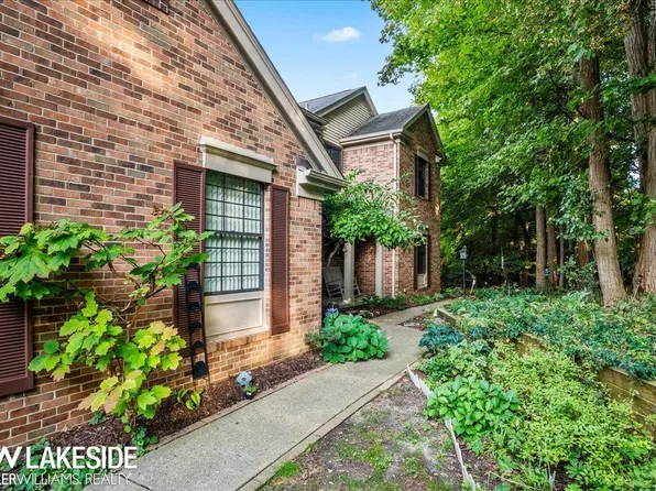 29619 Pine Ridge Cir, Farmington, MI 48331