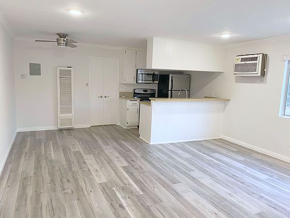 5th image of 13049 Oxnard St APT 8