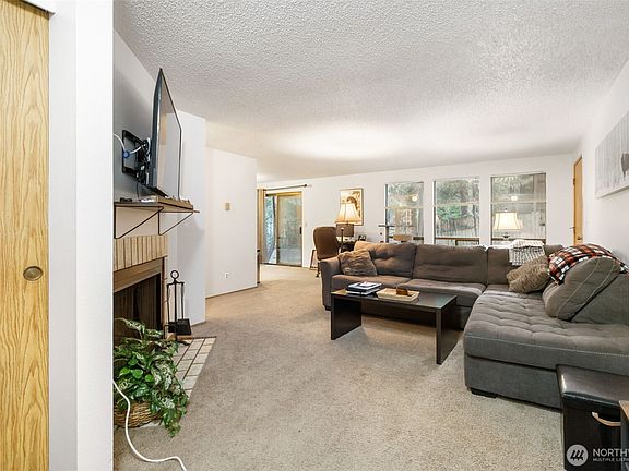 2nd image of 8553 Jennifer Lane NE