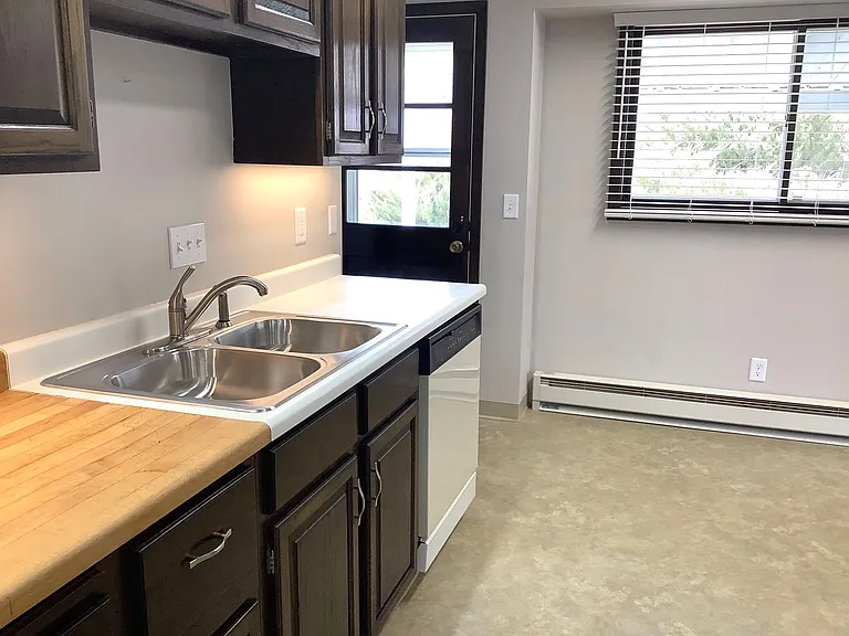 548 4th Ave SW — Photo 6