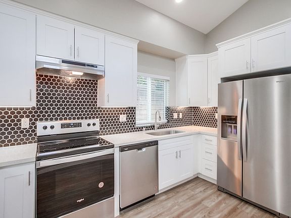 5th image of 205 W Vermont Ave #15
