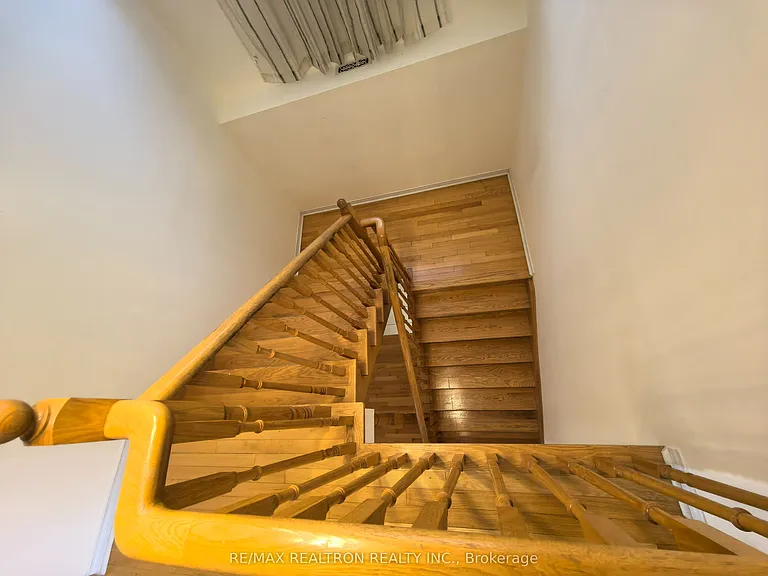 18 Nantucket Dr #MAIN 2ND FLOOR — Photo 17