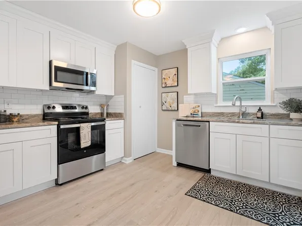 358 Red Oak Dr, Hopewell, VA 23860