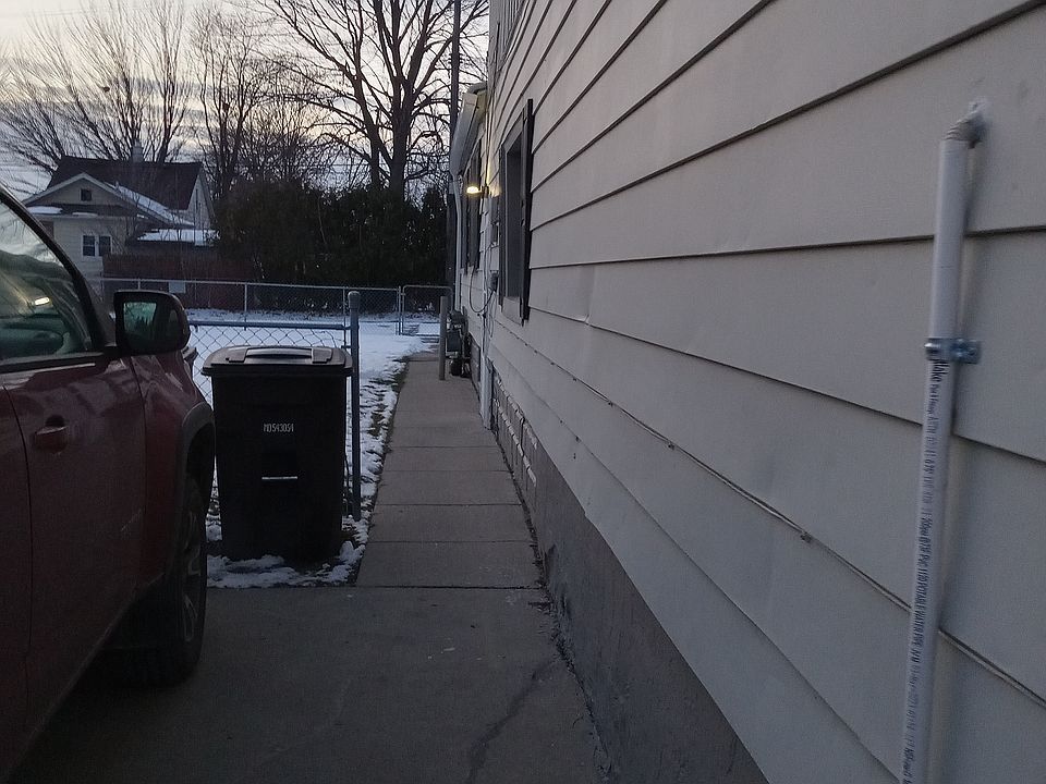 Path from Quarry St to the backstairs leading to the apartment.