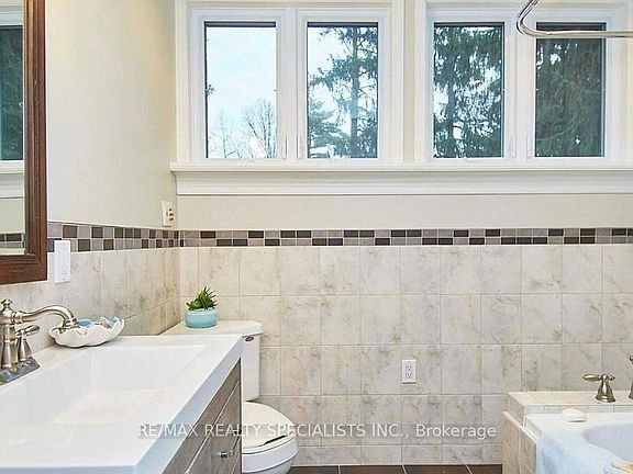 4th image of 1395 Lorne Park Rd