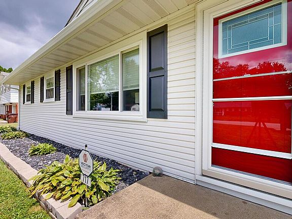 3rd image of 717 Carol Ln