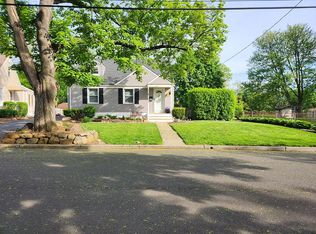 28 McAuliffe Dr, North Brunswick, NJ 08902