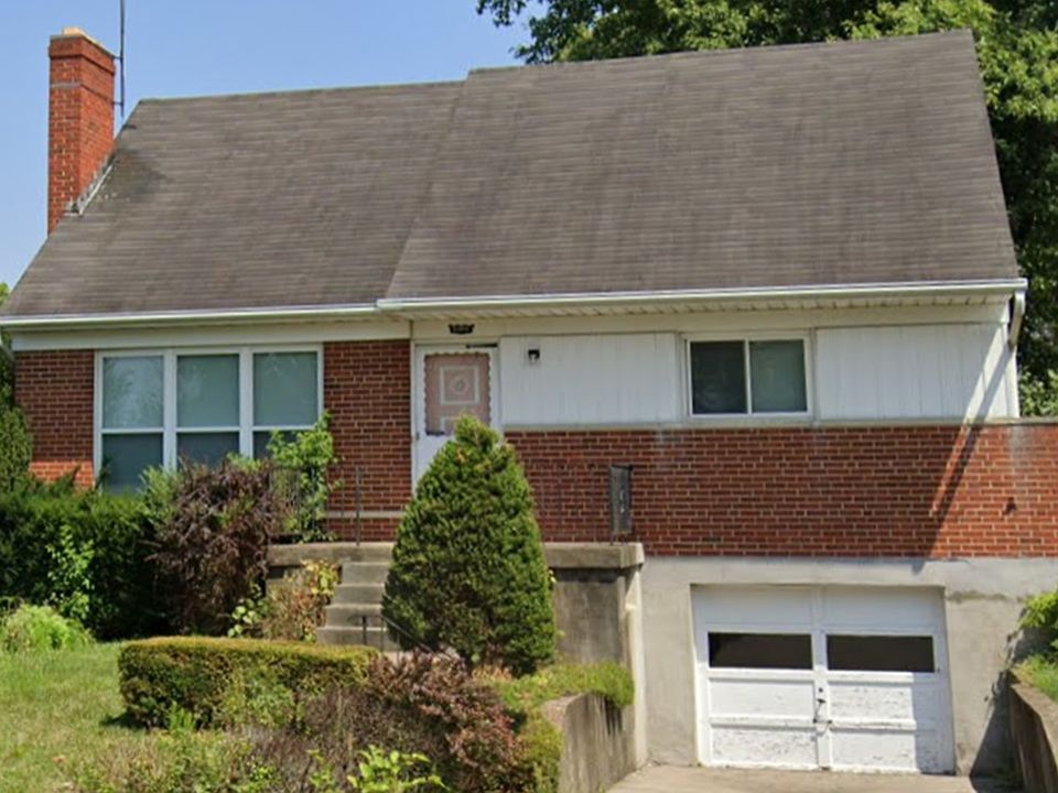College Hill fully remodeled 4 bed rm , 2 bath house . 1st flr bath & bedroom.Full basement for entertaining. Free yard maintenance for year 1. Possible land contract or lease to own. No sub-leasing. No sect. 8