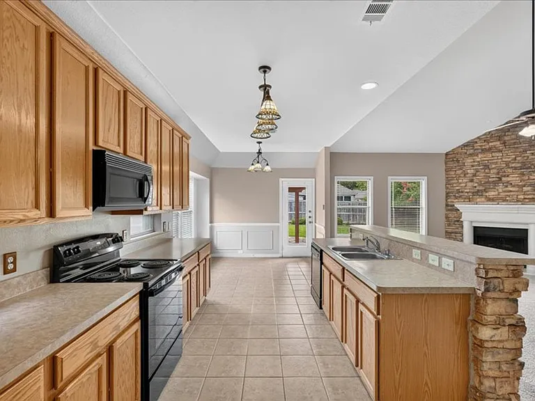5912 Meadowglen Dr — Photo 7
