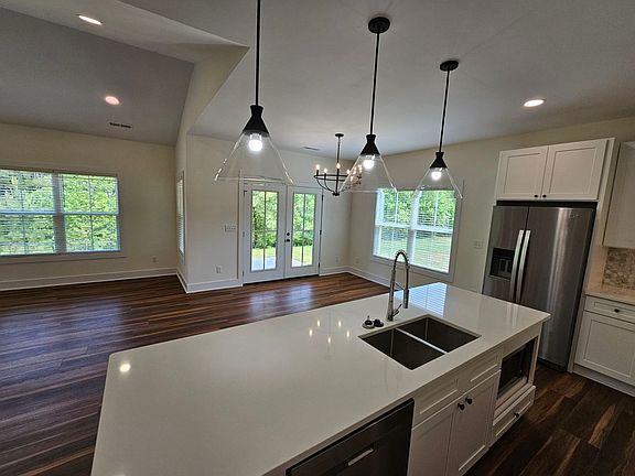 3rd image of 531 Creekview Ln