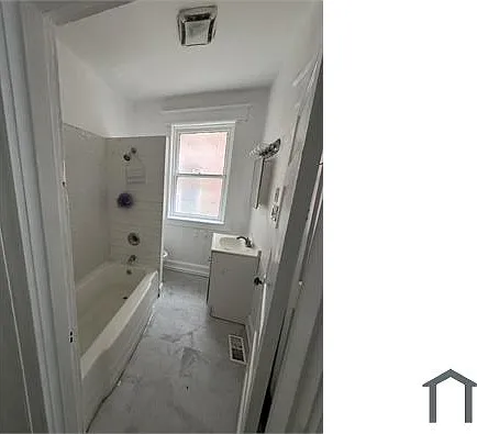 3 bed, 900 sqft, $1,700 — Photo 2