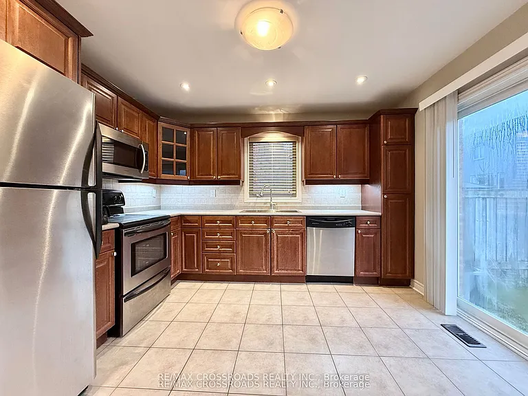 158 Gail Parks Cres — Photo 5