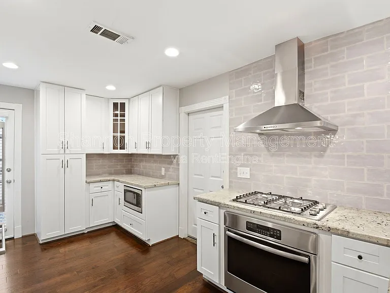 2207 Saxon Dr — Photo 13