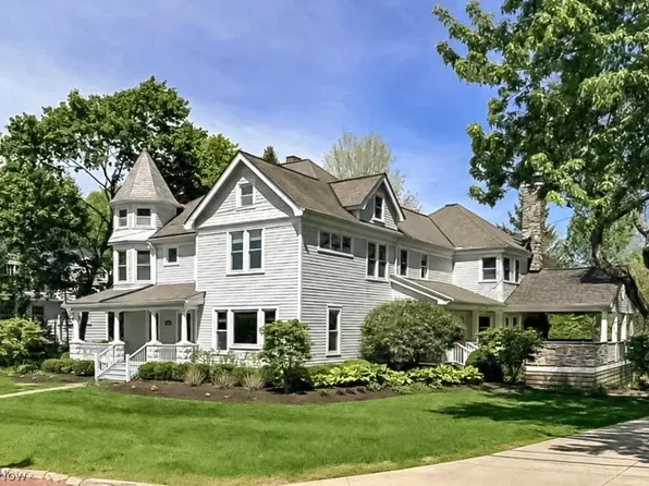 63 E Summit St, Chagrin Falls, OH 44022