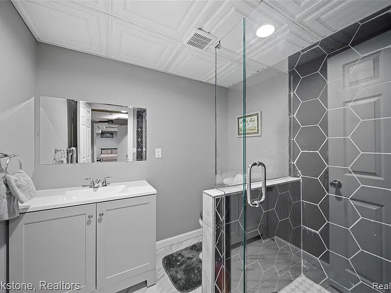 141 Ferndale Ave — Photo 16