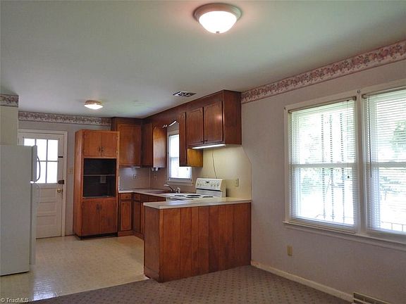 5th image of 622 Dogwood Cir