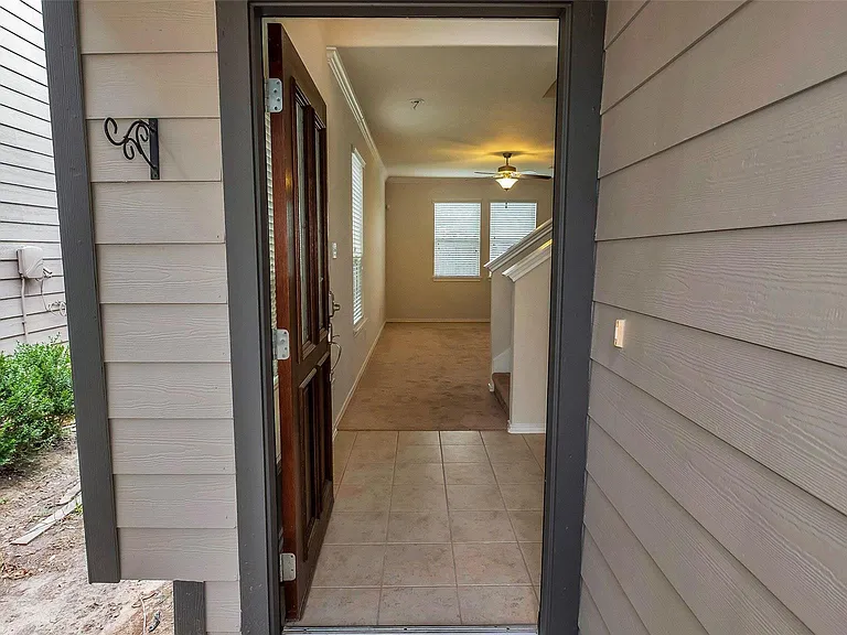 6475 Calgary Woods Ln — Photo 2