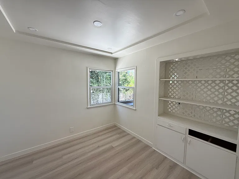 7725 Owensmouth Ave — Photo 7