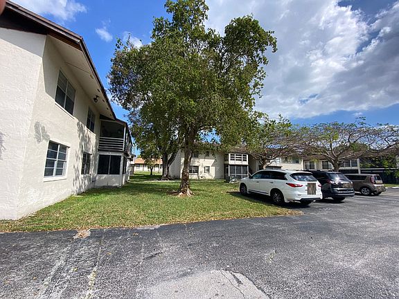 3rd image of 325 W Laurel Dr Unit L-3