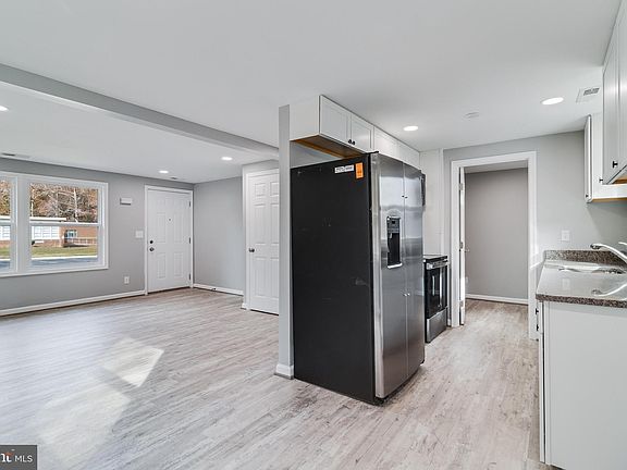 4th image of 21361 Cambridge Ave