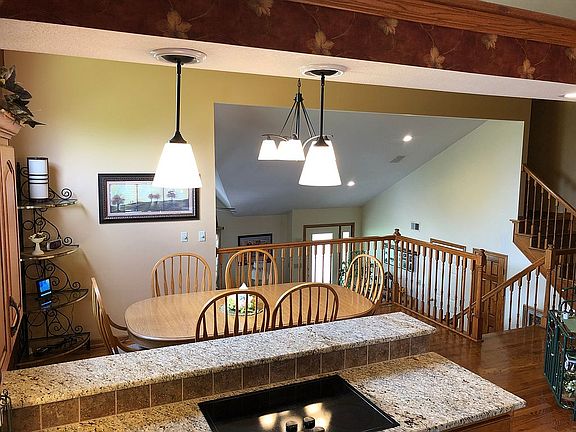 2nd image of 1004 SE Oak Hill Dr