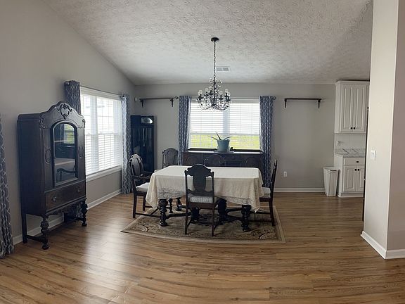4th image of 804 Village Pl