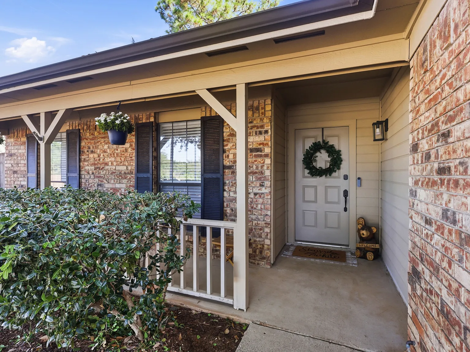 3 bed, 1325 sqft, $2,600 — Photo 1