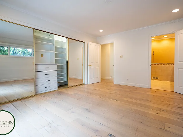 1492 Walbrook Dr — Photo 15