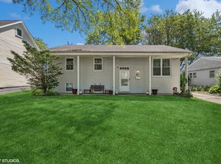 61 Redwood Trl, Wheeling, IL 60090