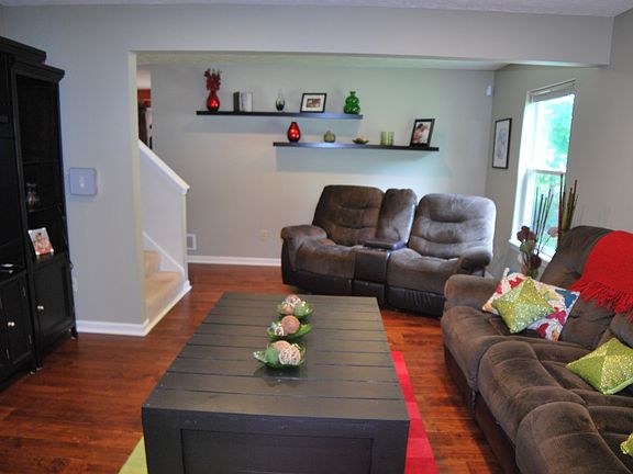 3rd image of 575 Woodview Dr