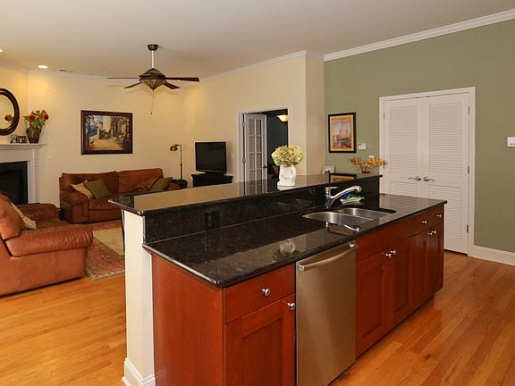 4th image of 622 W Oakdale Ave APT 1