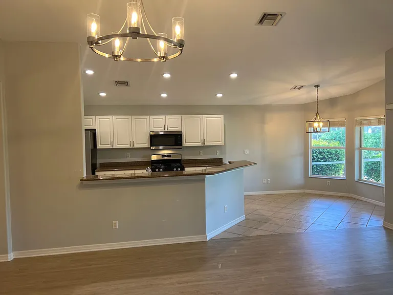 eat in kitchen with bay window