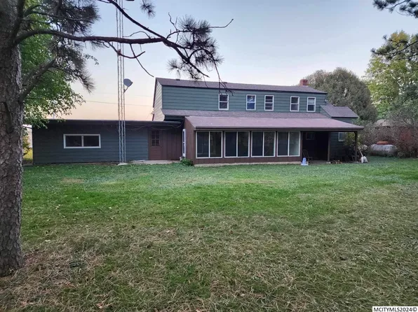 1383 Beeds Lake Dr, Hampton, IA 50441