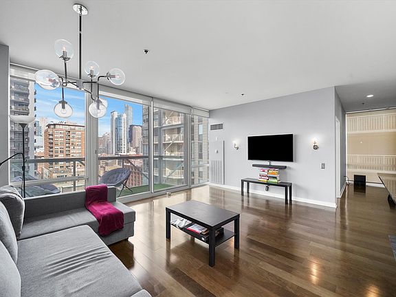 3rd image of 653 N Kingsbury St APT 1207