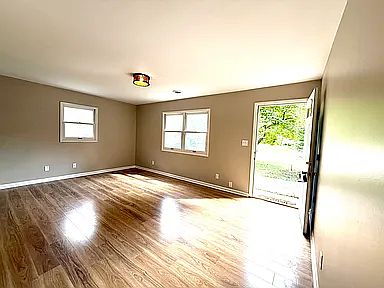 2nd image of 916 E Fairlawn Dr