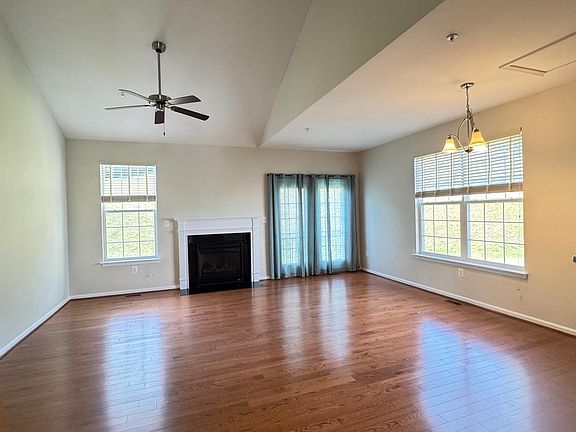 5th image of 118 Greenvale Mews Dr #24