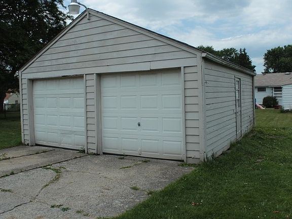 4th image of 1622 Weston Ave