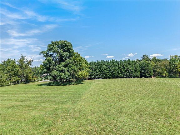 5th image of 25 Sunny Field Dr