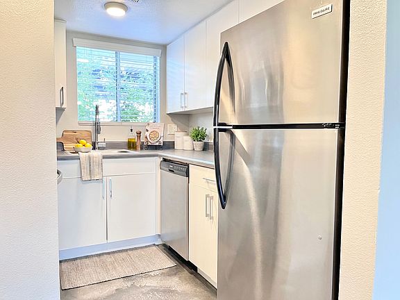 3rd image of 2936 N 34th Pl APT 31