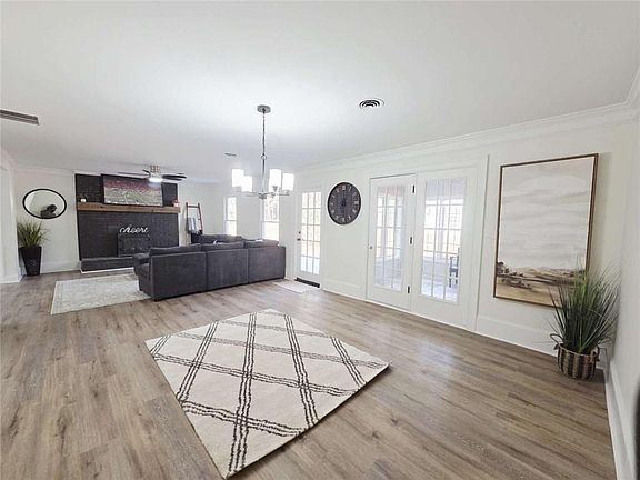 2nd image of 940 Pineview Rd