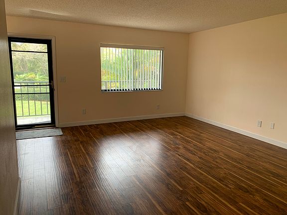 3rd image of 3300 Fox Chase Cir N