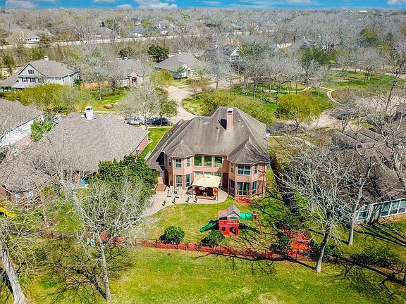 Gorgeous Private section offers a green space in front and behind the home! Golf Course Home sits on the 11th Tee of Sienna Plantation Golf Course!