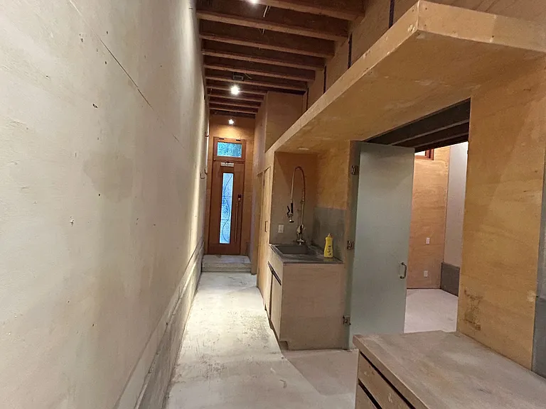 303 Coxwell Ave — Photo 5