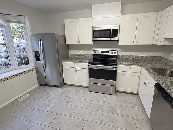 4th image of 25 Hamlet Dr