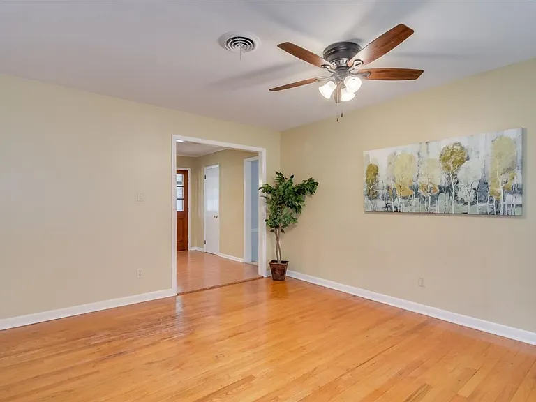 3649 Lynnwood Dr — Photo 2