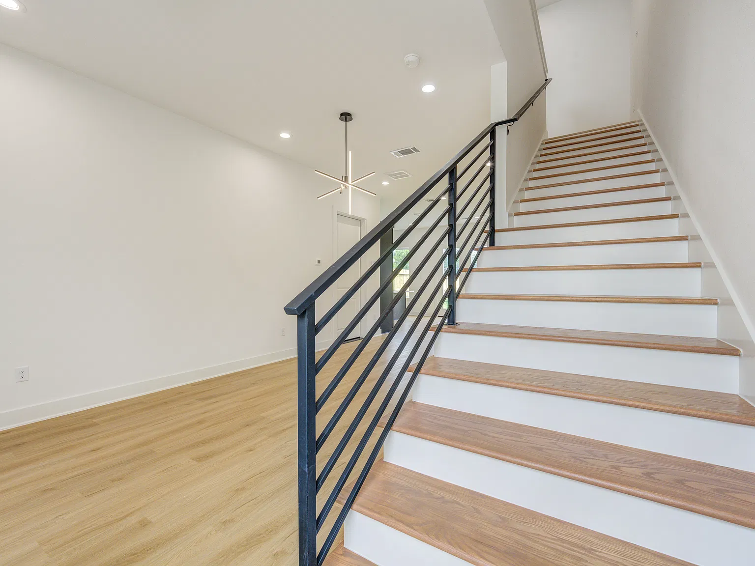 3 bed, 2.5 bath, 2250 sqft, $2,600 — Photo 3